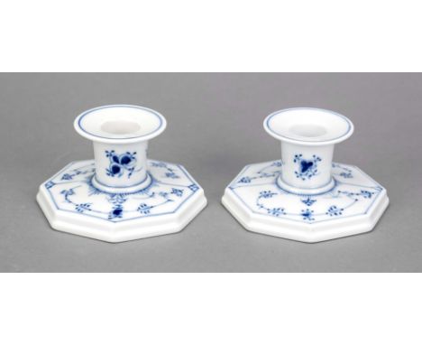 Paar Leuchter, Royal Copenhagen, 20. Jh, Dekor Musselmalet, 8-eckiger Stand, Modellnr. 3334, Ø, H. 9,5 cm