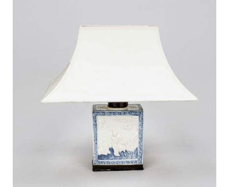 Lampe mit Tea caddy Sockel (Mariage), Tea caddy rechteckig, alle Seiten mit Reliefdekor, partiell kobaltblau staffiert. Schir