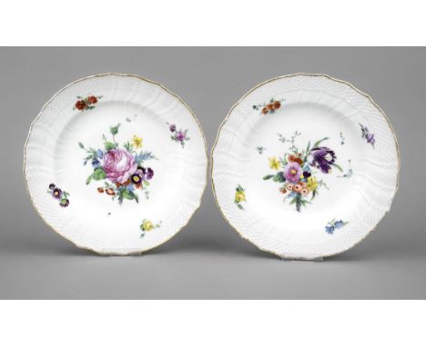 Zwei Speiseteller, Royal Copenhagen, Dänemark, Marke 1830-45, 1. W., Form Neuozier, polychrome Blumenmalerei, gezackter Goldr