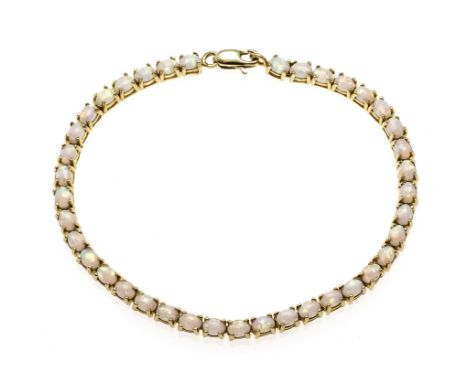 Opal-Armband GG 585/000 mit 39 ovalen Opal-Cabochons 3,8 x 2,8 mm mit lebhaftem Farbenspiel, mit Karabiner, L. 18 cm, 7,3 g