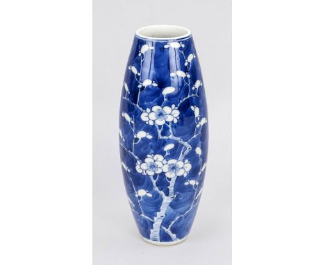 Prunus Vase, China 19. Jh. (oder älter?). Umlaufender, kobaltblauer Dekor mit blühenden Pflaumenzweigen. Unter dem Boden eine