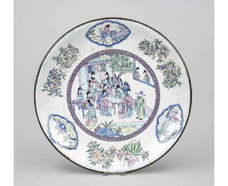 Kanton Emaille Charger, China 19. Jh. (Qing). Im Speiegel eine vielfigurige Palastgarten-Szene, Fahne mit passig geschweiften
