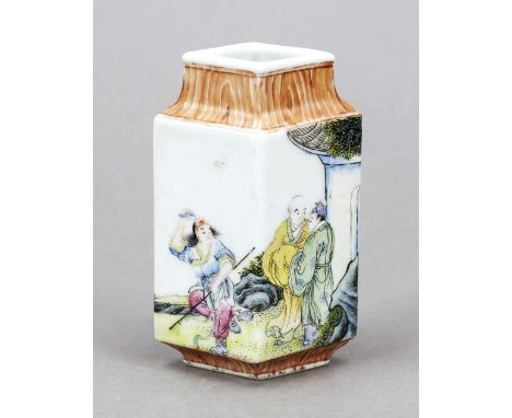 Kleine Famille Rose Vase, China 19./20. Jh., umlaufender Landschaftsdekor mit Figurenstaffage. Zum Lippenrand und zum Boden h