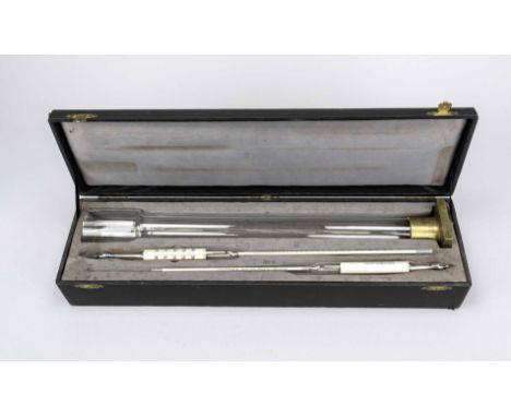 Aräometer bzw. Hydrometer, Deutschland um 1900. Glas, Messing, Quecksilber. Zwei Senkspindel bzw. Thermometer zur Messung der