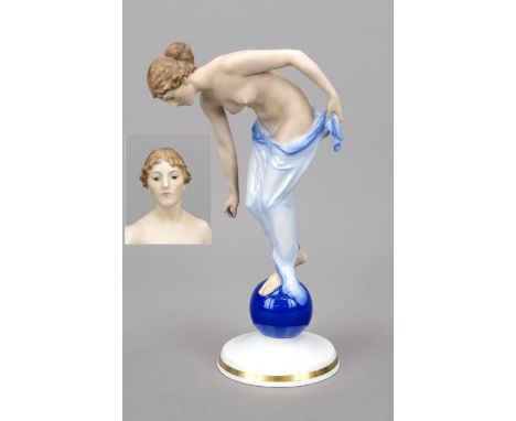 Fortuna auf der Kugel, Rosenthal, Selb, Marke 1936, Entwurf Ernst Wenck 1932, signiert, Weiblicher Akt auf einer Kugel balanc
