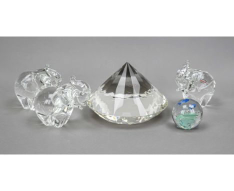 Konvolut von fünf Teilen, 2. H. 20. Jh., 3 stehende Elefanten mit erhobenem Rüssel, Sabina Rymanow, Polen, klares Glas, H. bi