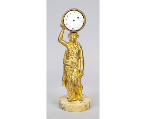 Kleine Figurenpendule, Bronze feuervergoldet, auf rundem beigef. Marmorstand, eine Frau die Uhr auf dem Kopf tragend, hierbei