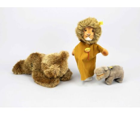 2 Stofftiere von Steiff: Bär, Nilpferd und Löwe (als Handpuppe), Deutschland 20. Jh., guter Zustand, bis 30 cm