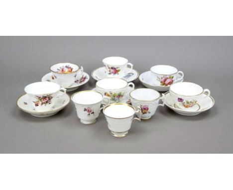 Neun Tassen mit sechs UT, England, 19. Jh., 1 Tasse mit UT, John Rose, Coalport Feldspar Porcelaine, um 1820, reliefierte Wan