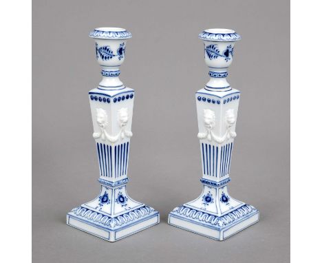 Paar klassizistische Kerzenleuchter, Royal Copenhagen, Dänemark, Marke 1985-91, 1. W., Dekor Musselmalet in Unterglasurblau, 