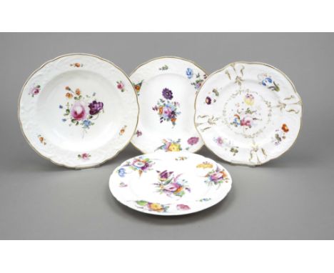 Vier Teller, w. Spode, England, Anf. 19. Jh., verschiedene relieffierte Dekore, polychrome Blumenmalerei mit Ziervergoldung, 