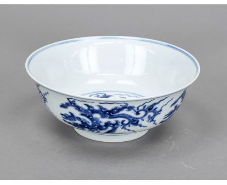 Drachen Bowl, China 20. Jh., Außenwandung und Spiegel mit kobaltblauen Drachen, unter dem Boden eine kobaltblaue Qianlong-Sie