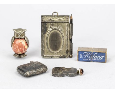 Großes Konvolut Klein-Antiquitäten, 19. Jh. Eine Miniatur-Mundharmonika Hohner No39, eine untergroße Streichholzdose, England