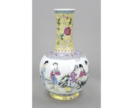 Famille Rose Vase, China 20. Jh., umlaufender Dekor mit Palastdamen im Garten, Kalligrafie. Hals mit Lotosblüten und -ranken 