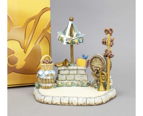 Goebel Scene, Marktplatz, 2001, polychrom bemalt, Mark 065-D, Marktszene mit Maibaum, Instrumenten und Brezeln, H. 16,5 cm, l