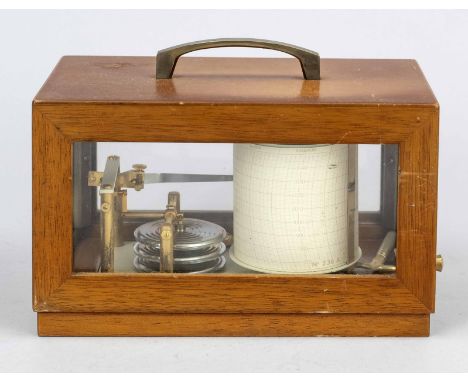 Barograph, Mitte 20. Jh., im Vitrinenkasten aus hellem Holz, Tragehenkel, leicht ber., 14 x 21 x 11 cm