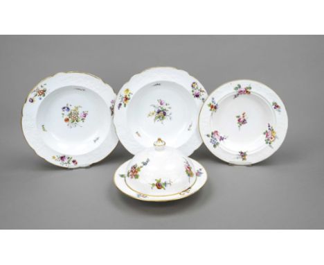 Käseglocke und 2 Teller, Käseglocke / Gemüseschale mit 2 Untertellern, Coalport 1820-1825, reliefierte Oberfläche, polychrome