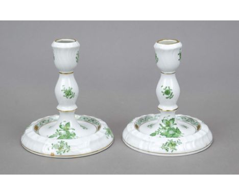 Paar Leuchter, Herend, Ungarn, 20. Jh., Dekor Apponyi in Grün, ziervergoldet, Modellnr. 7915, 1 am Fuß durchbohrt, H. 16 cm,