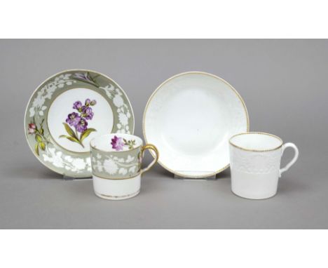 Zwei Tassen mit UT, Spode, England, Tasse mit UT, Design 2447, Blumen im Relief auf grauem Fand, polychrome Blumenmalerei auf