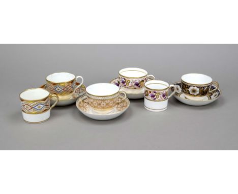Sechs Tassen mit 4 UT, England, Anf. 19. Jh., Glockentasse, H. 6 cm, und Walzentasse, H. 7 mit UT, Ø 13,5 cm, Spode, Design 8