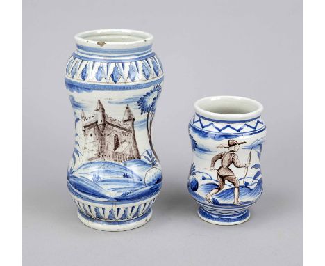 2 Krüge, Frankreich 18. Jh., Niderviller Keramik, blau-braun bemalt. Der Größere mit mit Reiter zu Pferd und Burg, minim. bes
