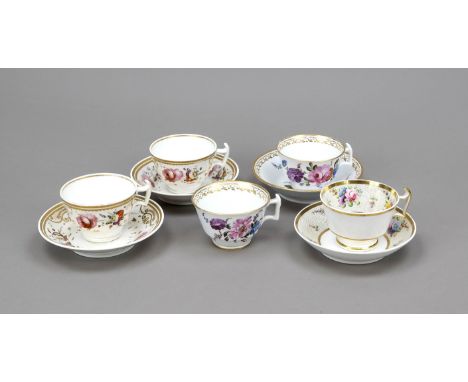 Fünf Tassen mit 4 UT, England, frühes 19. Jh, Tasse mit Blumen auf gepunktetem Goldfond, Spode, Anf. 19. Jh., Musternummer 26