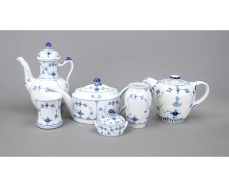 Konvolut Musselmalet, 6-tlg., Kopenhagen, Dekor in Unterglasurblau, 5 Teile Royal Copenhagen, Kaffeekanne, H. 25 cm, Teekanne