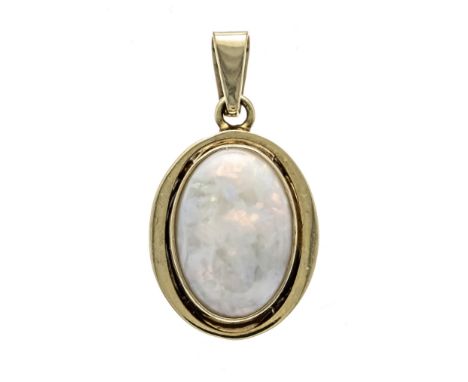Opal-Anhänger GG 375/000 mit einem ovalen Opal-Cabochon 12,5 x 9 mm mit gutem Farbenspiel, L. 24 mm, 2,0 g