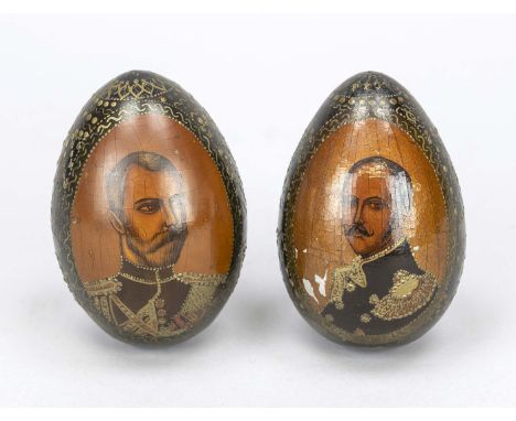 2 Eier mit Lackmalerei, Russland um 1900, polychrome Fassung mit Goldmalerei auf Holzkorpus. Je mit Portrait von Zar Nicolaus
