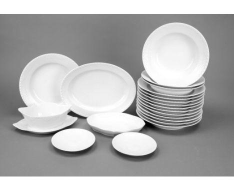 Restservice, 20-tlg., Royal Copenhagen, Ende 20. Jh., Dekor Musselmalet, weiß, 3 Suppenteller, Ø 23,5 cm, 12 Speiseteller, 1 