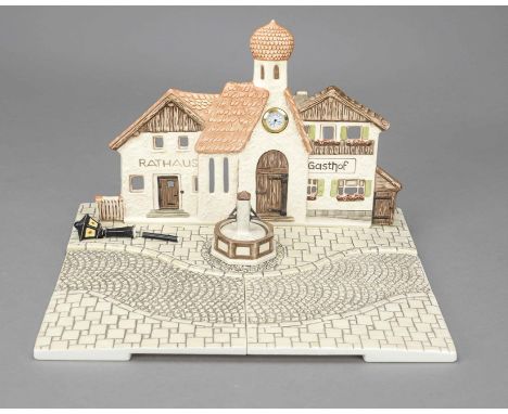 Goebel Scene, ''Rathausplatz'', polychrom bemalt, Rathausplatzszene mit Gasthof, Straße und Brunnen (Laterne zerbrochen beige