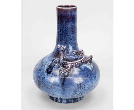 Vase mit Flambé Glasur und Drache, China wohl 20. Jh., unter dem Boden eine geprägte Qianlong-Siegelmarke, H. 25 cm