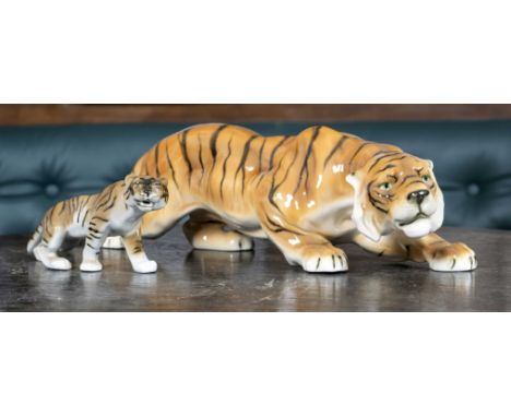 Zwei Tiger, 20. Jh., Porzellan, der kleine gemarkt Amphora Tschechoslowakei, der große Goldscheider Wien (Schwanz geklebt), L