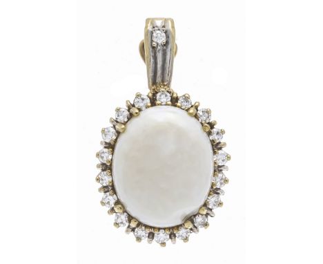 Opal-Clipanhänger GG 585/000 mit einem ovalen Opal-Cabochon 11,6 x 9,7 mm mit leichtem Farbenspiel und 19 Achtkant-Diamanten,