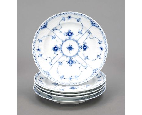 Fünf flache Teller, Royal Copenhagen, Dänemark, 1970-80er Jahre, 1. W., Dekor Musselmalet Halbspitze in Unterglasurblau, Mode