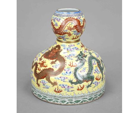 Gelbgrundige Drachenvase, China 20. Jh. Unterschiedlich farbige, sich windende Drachen zwischen stilisierten Wolkenbändern un