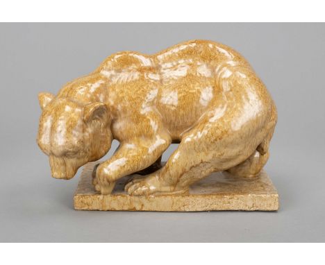 Schreitender Braunbär, R. Müller, im Sockel bez. 'R. Müller. Kiel', rotbrauner Scherben, Laufglasur in Ocker und Braun, 30 x 