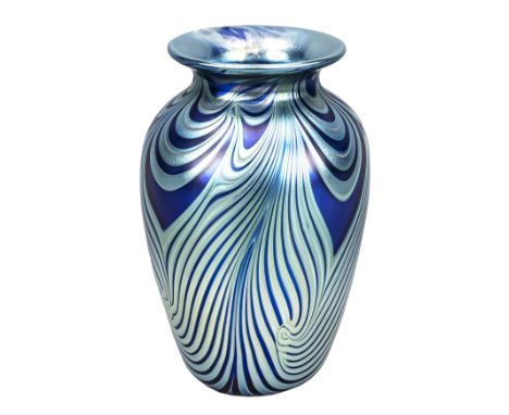 Vase in der Art von Loetz Witwe, Klostermühle, 20. Jh., runder Stand, Korpus mit sich erweiternder Wandung, zur Schulter hin 