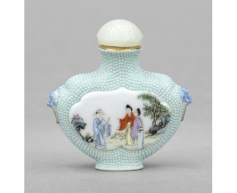 Snuff bottle, China 19./20. Jh., Porzellan. Passig geschweifter, gedrückter Korpus. Beide Seiten mit Kartuschen mit Landschaf