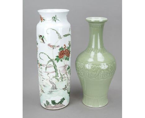 2 Vasen, China 20. Jh., 1 x Famille Verte Kangxi-Style Stangenvase mit Wasserlandschaft und Päonien, best., H. 49 cm. 1 x sel