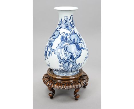 Blau-weiße Vase mit Boys und Pfirsichen, China 20. Jh., unter dem Boden eine Qianlong Siegelmarke in Kobaltblau. Auf einen du
