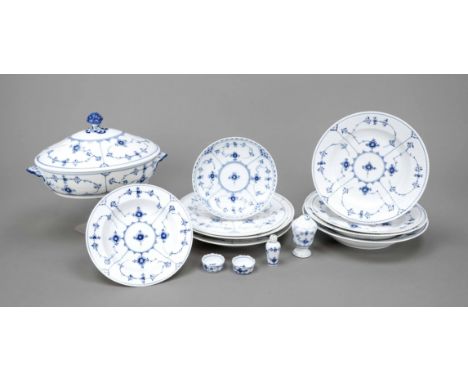 Restservice, 13-tlg., Royal Copenhagen, Marken 19. u. 20. Jh., Dekor Musselmalet gerippt in Unterglasurblau, ovale Deckelterr