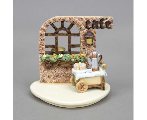 Goebel Scene, Strudel Haus, 1999, polychrom bemalt, Mark 043-D, Cafészene mit Servierwagen, Kuchen und Kaffeekanne, H. 12,5 c