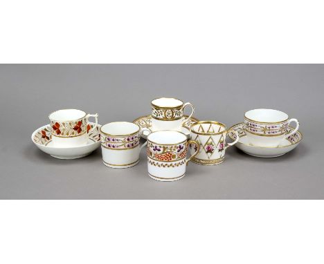 Sechs Tassen mit drei UT, England, 19. Jh., Tasse in Walzenform mit Rankendekor in Eisenrot und Gold, Derby, um 1800, H. 7 cm
