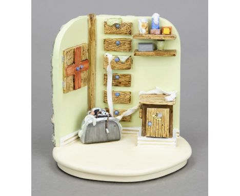 Goebel Scene, Healing Hands, 1999, polychrom bemalt, Mark 027-D, Arztzimmer mit Tasche, Verband und Schränkchen, H. 13,5 cm, 