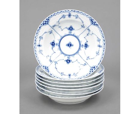Sieben tiefe Teller, Royal Copenhagen, Dänemark, 1970-80er Jahre, 2. W., Dekor Musselmalet Halbspitze in Unterglasurblau, Mod