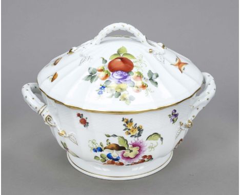 Große runde Terrine, Herend, Marke nach 1967, Form Ozier, mit polychromer Bemalung, Früchte, Pilze und Blumen, ziervergoldet,