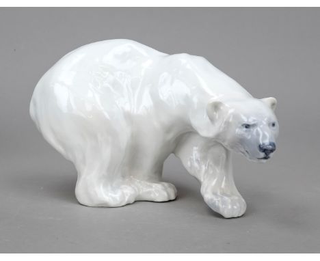Schreitender Eisbär, Royal Copenhagen, Dänemark, 20. Jh., 1. W., Entwurf Knud Kyhn, Modellnr. 1137, weiß, leicht staffiert in