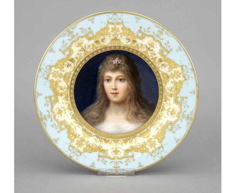 Portrait-Teller, wohl Wien, Ende 19. Jh., unterglasurblaue Bienenkorbmarke, Spiegel mit polychromer Malerei, Mädchen mit Blum