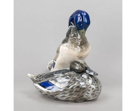 Großes Entenpaar, Rosenthal, Selb, Marke 1922-33, 2. W., Entwurf Willy Zügel um 1912, sitzende Ente, daneben ein sich das Gef